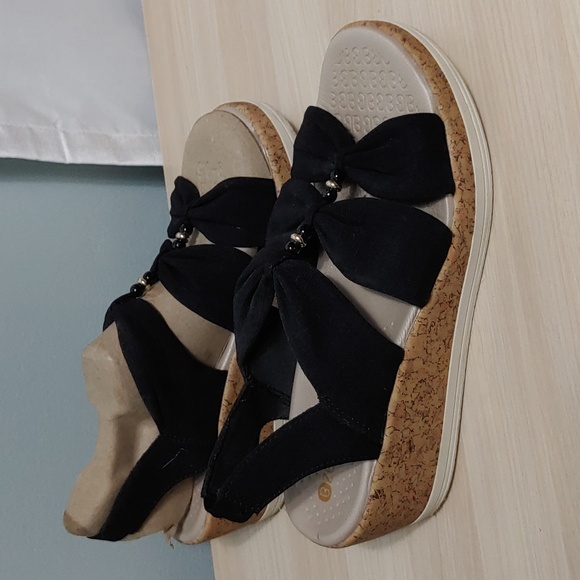 Bzees Roma Corked Wedge Sandals - Picture 1 of 7